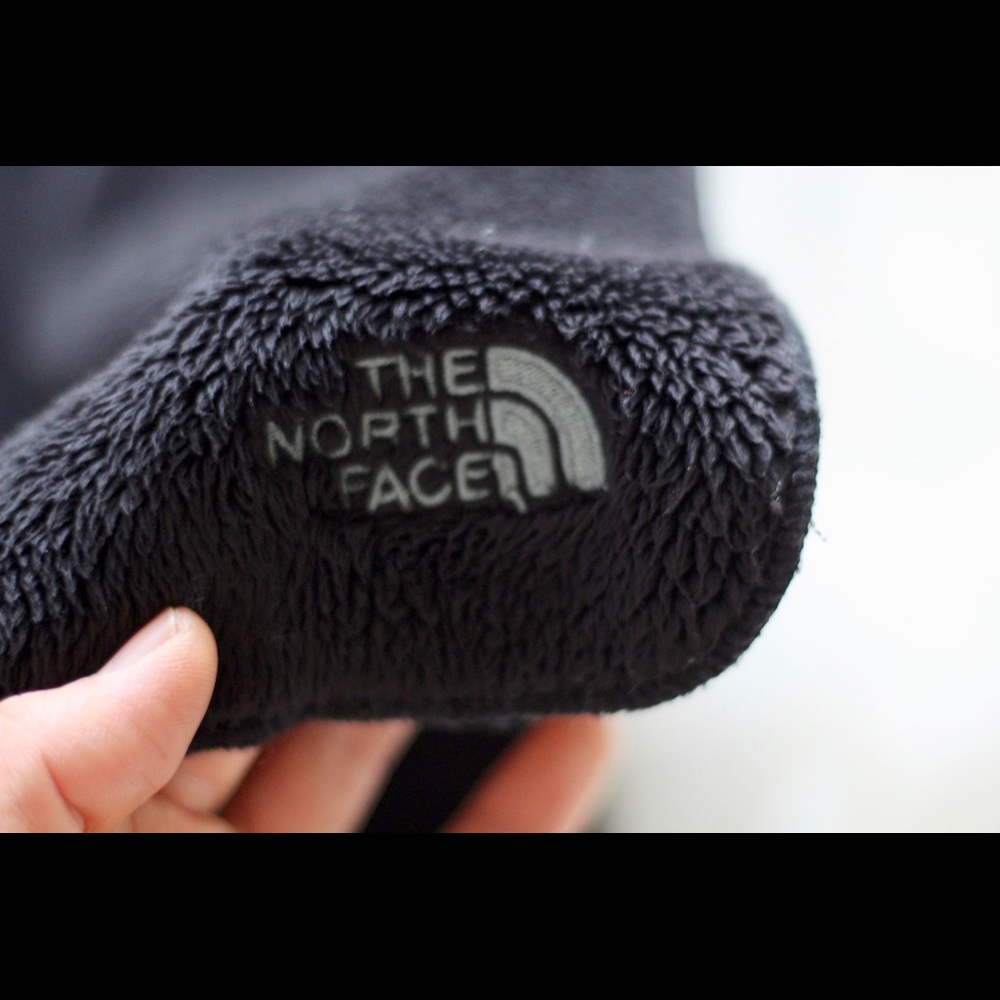 REDUCED! Sleek, Warm North Face Scarf